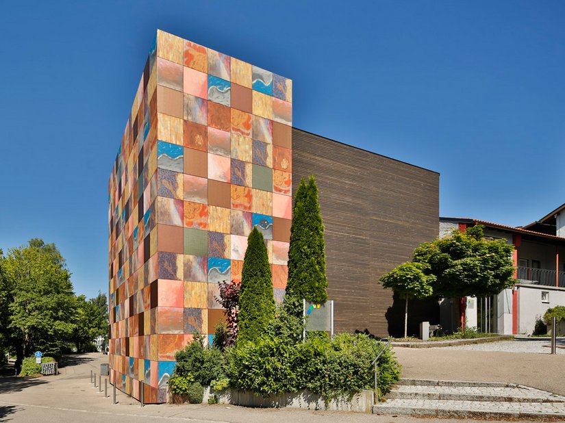 Hoogstaand vakmanschap in combinatie met een aantrekkelijk design, dat voor een harmonieus totaalbeeld zorgt van de gekleurde toren en de zakelijke houten gevel aan het hoofdgebouw.