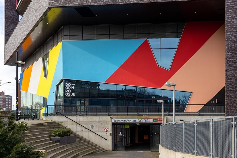 Uitgevoerd met Hechtgrond 3720 en buitendispersie Evocryl 200: Dankzij de TSR-formule beschermt de eindafwerking het daaronder liggende WDVS tegen overmatige opwarming – ook bij donkere, warmte-intensieve kleuren.