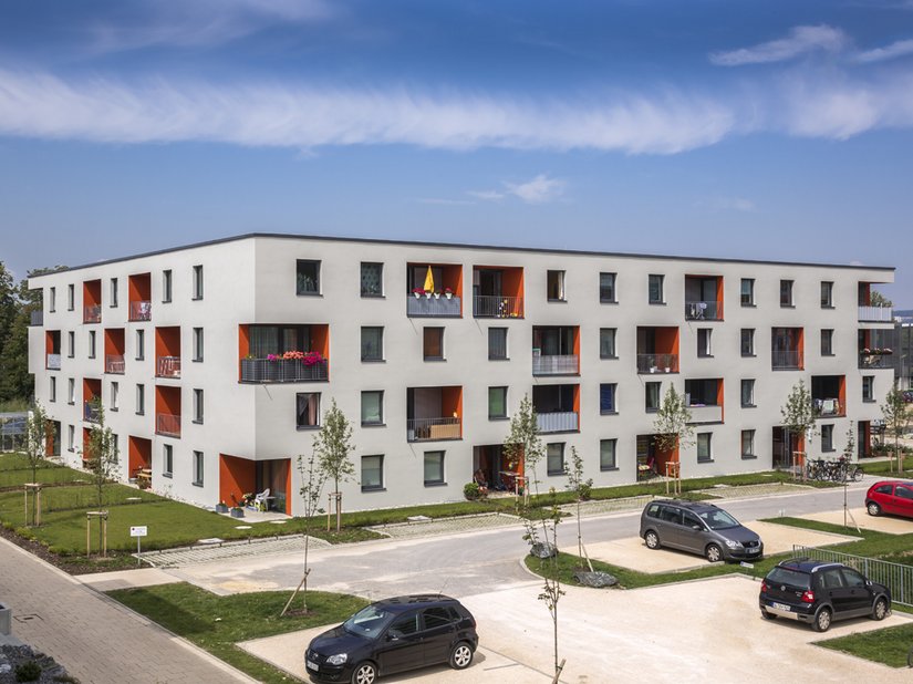 Hier wordt aan de hand van kleur het privégedeelte en het publieke gedeelte, het individuele en het algemene, binnen en buiten van elkaar gescheiden voor bewoners en bezoekers.