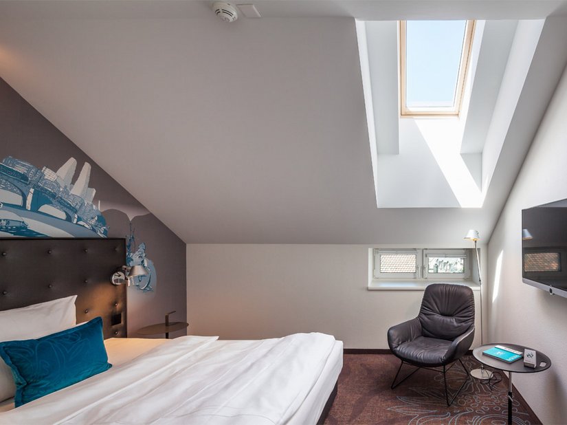 Het schildersteam creëerde de muren van de kamers met Briplast Airlesspleister licht ELF 1885 die met een speciale sprenkeltechniek werd toegepast.