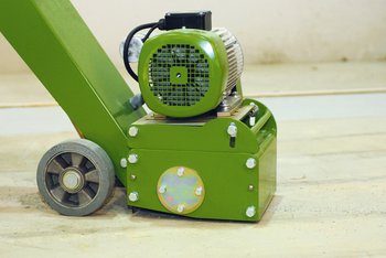 <p>De frees verwijdert op doeltreffende wijze oude afwerklagen. Vervolgens wordt de ondergrond ook nog gekogelstraald.</p>
