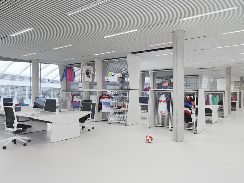 De werkruimtes waarin bontgekleurde producten opvallen, zijn uitgevoerd in het wit.