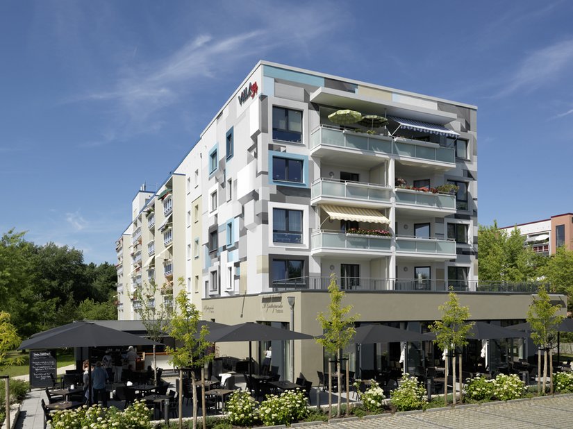 Het kleurconcept van het bijgebouw werd afgestemd op het bestaande gebouw.