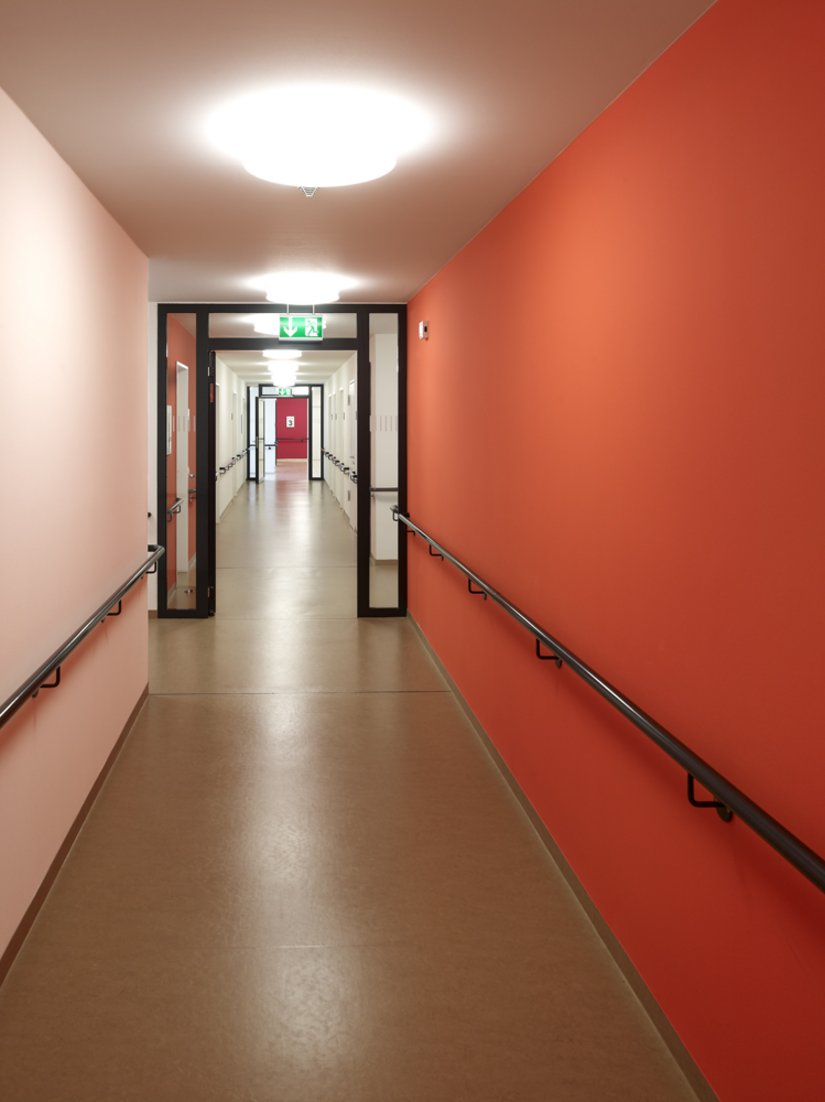 Tijdens de kleurvormgeving werd bewust gekozen voor krachtige kleuren die goed zichtbaar zijn voor oudere mensen.