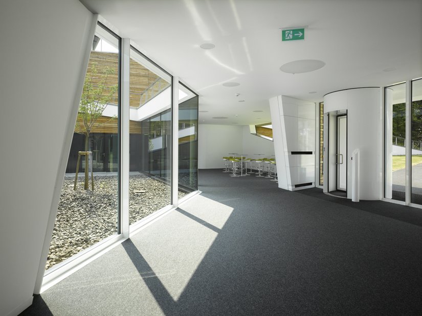 Door de grote glasvlakken kijk je bijna overal in het gebouw direct uit op het park.