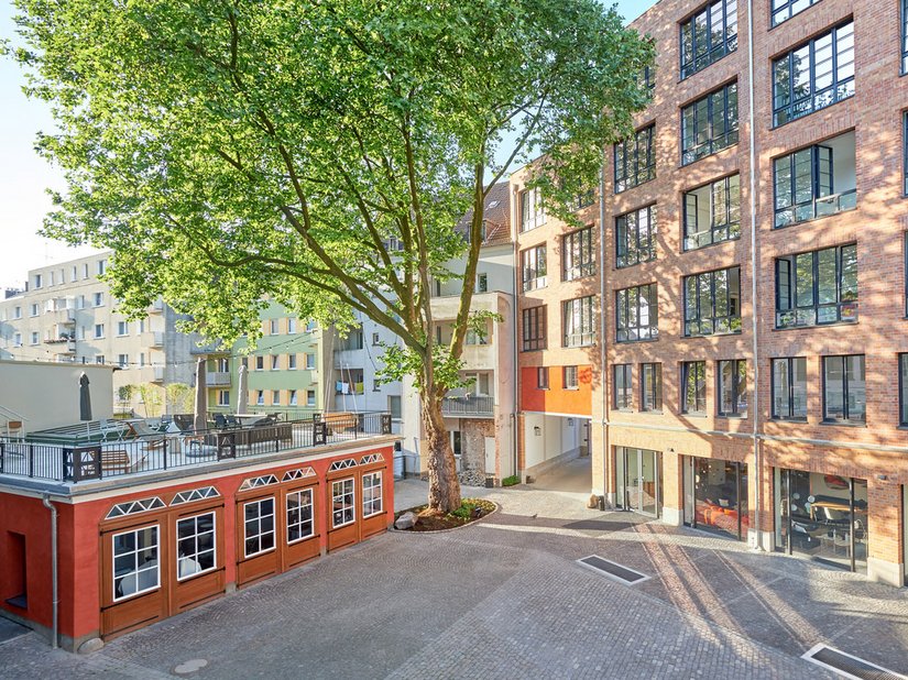 Uitzicht op de binnenplaats van het gebouwencomplex.