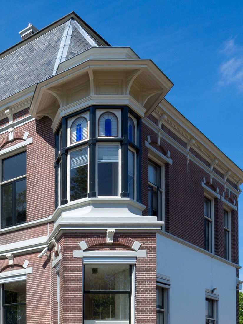 De neorenaissancestijl is een architectuurstijl met rijkelijke en speelse elementen en wordt beïnvloed door het maniërisme.