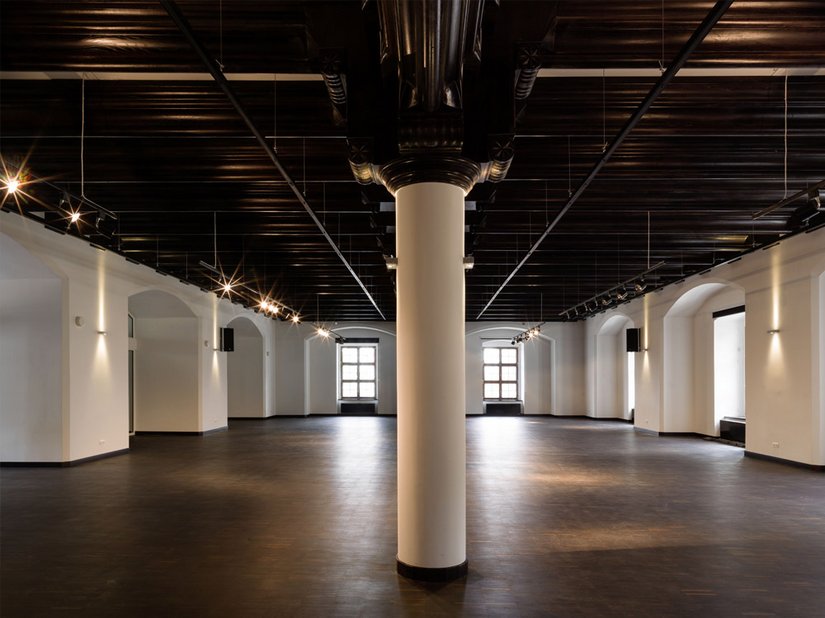De historische plafonds geven het gebouw zijn karakter.