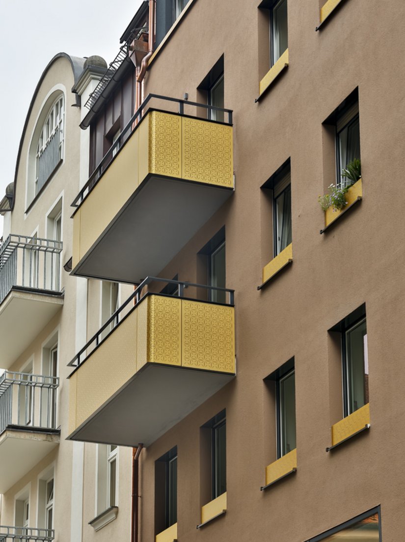 Voor de balkons werd een lak met goudkleurig metaaleffect gebruikt.