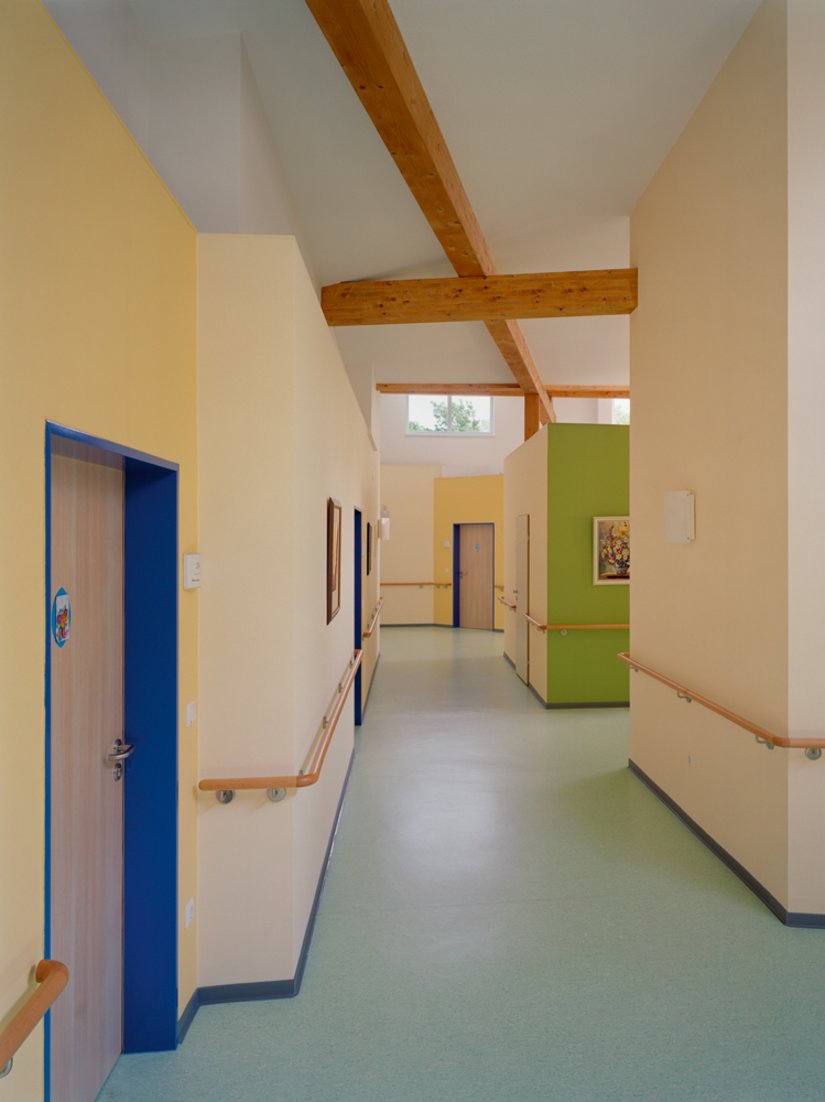 Een kubusvormige ruimte, die ook dienst doet als bergruimte voor schoonmaakmiddelen, werd in de hoofdkleur van de leefgroep geschilderd om de ingang naar de gemeenschappelijke ruimte aan te geven. De kubus wordt ook gebruikt om kunstwerken op te hangen.