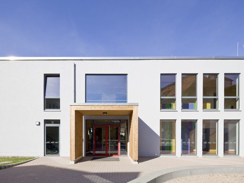 Deze nieuwe school in Udestedt werd bewust eenvoudig grijs gehouden.