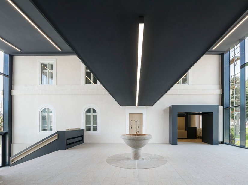 De nieuwbouw is met het bestaande Kurhaus via een glazen bouwobject verbonden.