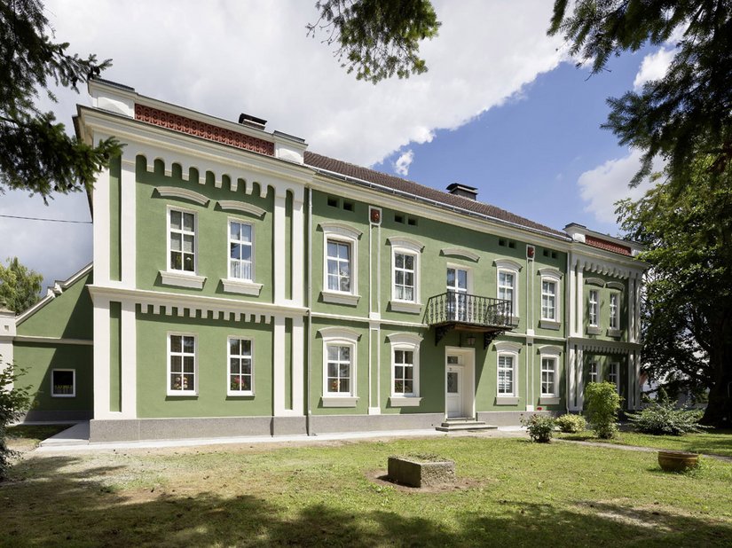 Deze privéwoning is geschilderd in een krachtige groene kleur.