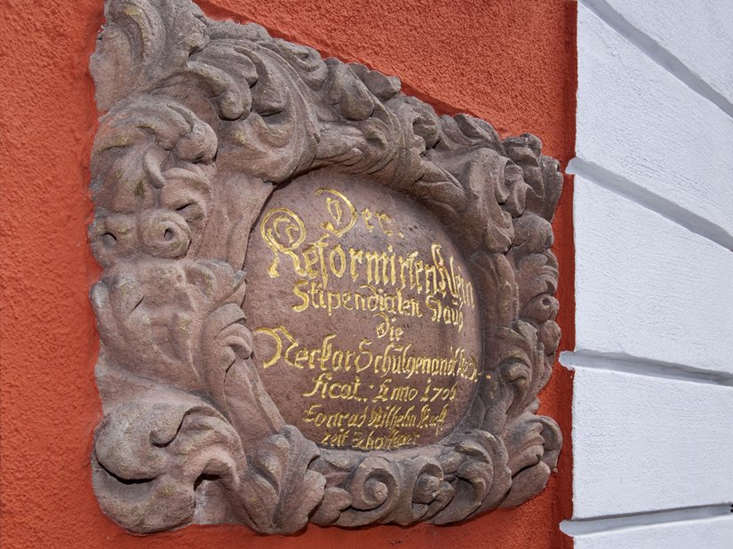 Een plaque herinnert aan de geschiedenis van het gebouw.