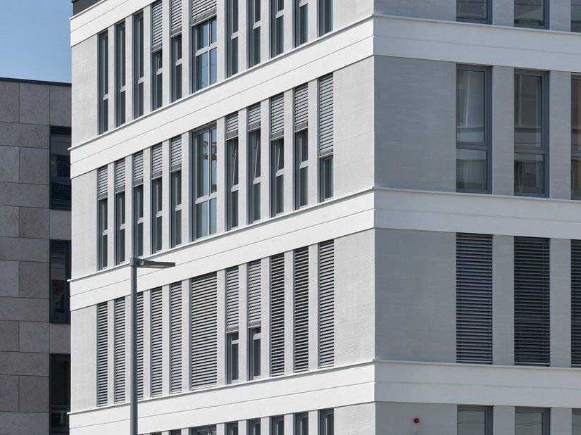 Het in het isolatiesysteem geïntegreerde zonweringssysteem neemt de consistente horizontale structuur van de gevel over en past aldus naadloos in het designconcept.