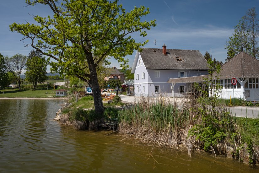 Het Oostenrijkse hotel aan de Hörzendorfer See in St. Veit kreeg langs binnen en buiten een volledige make-over.