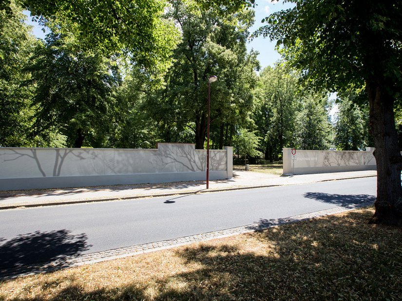 Lopend over de stoep opent zich voor de toeschouwer een spel van abstracte lijnen in lichte en donkere grijstinten.