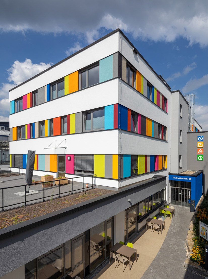Op de begane grond van het nieuw gebouwde steunpunt met administratie is een eetzaal met aangrenzend terras gecreëerd.