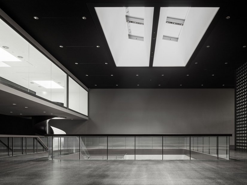 De expositieruimtes met hoogtes van 6-11 m zijn gekenmerkt door donker gekleurd beton, zwarte gietasfaltvloeren en zwarte metalen plafonds.