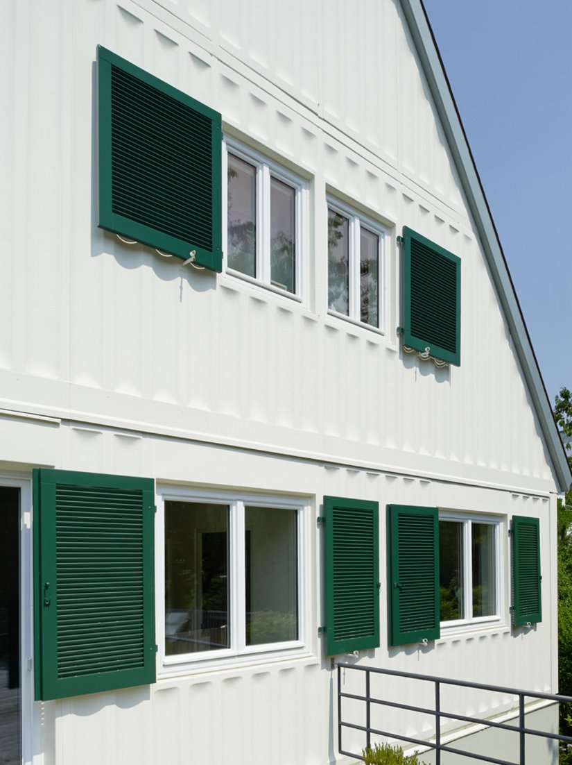 Het huis is een beschermd monument, hoewel het een geprefabriceerd huis is.