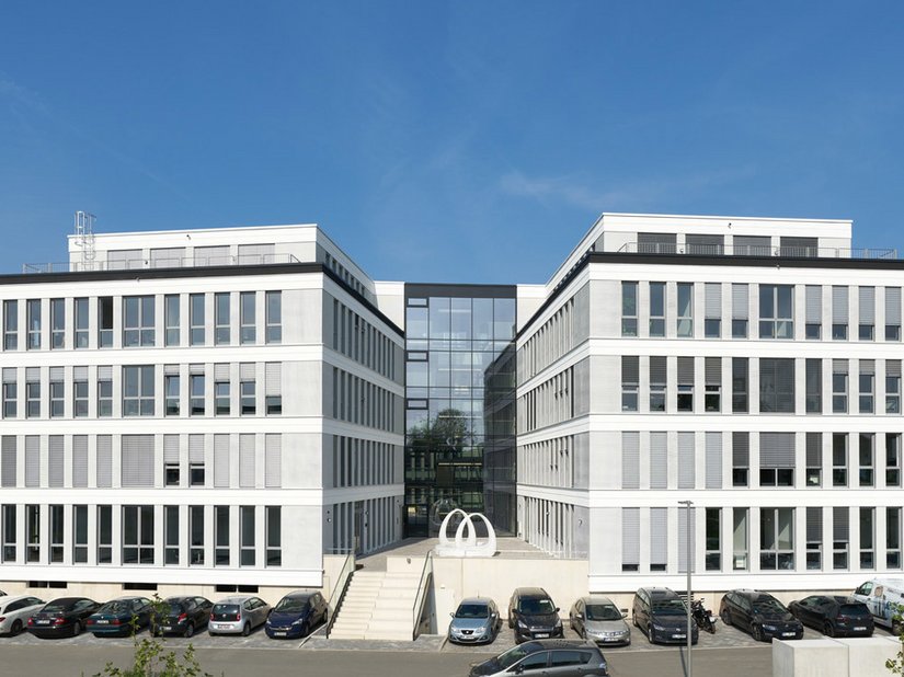 De uitvoering van dit kantorencomplex laat op indrukwekkende wijze zien hoe tijdloze elegantie en rechte lijnen kunnen worden gecreëerd door de combinatie van isolatiesystemen, gegroefde zuilen en sierbetonconstructies.