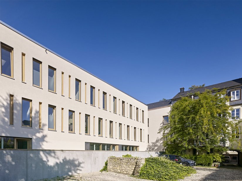 Het pand voldoet aan de hoge eisen van het monument in het ensemble en aan die van de architectuur voor een moderne rehabilitatie.