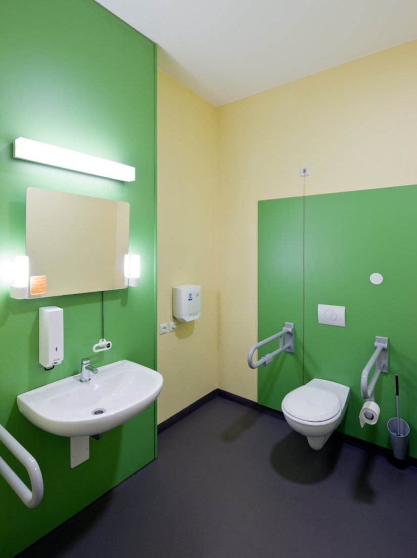 De sanitaire ruimtes werden afgewerkt met felle kleuren.