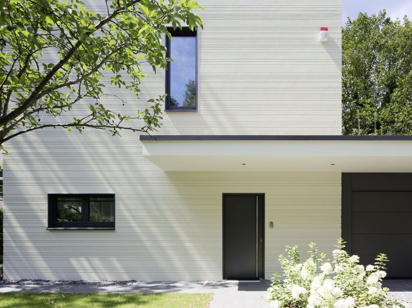 De vormgeving van de gevel ondersteunt de architectuur van het gebouw.