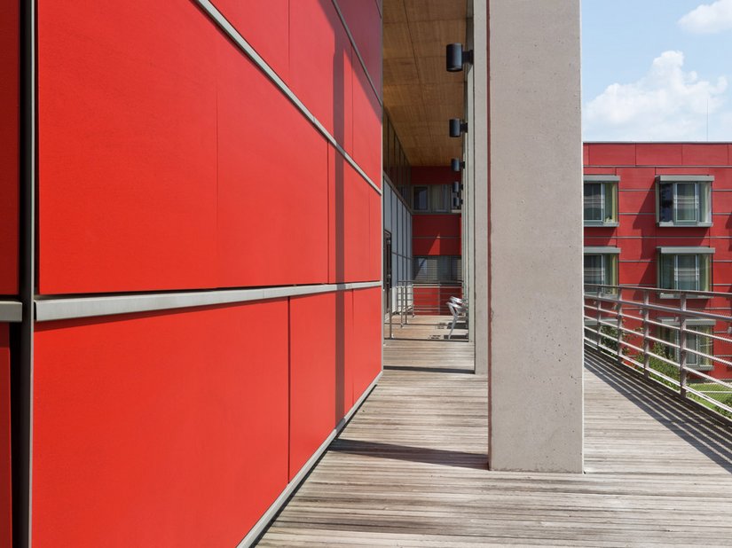 De rode kleurtint komt overeen met de RAL-kleur 3013, tomatenrood.