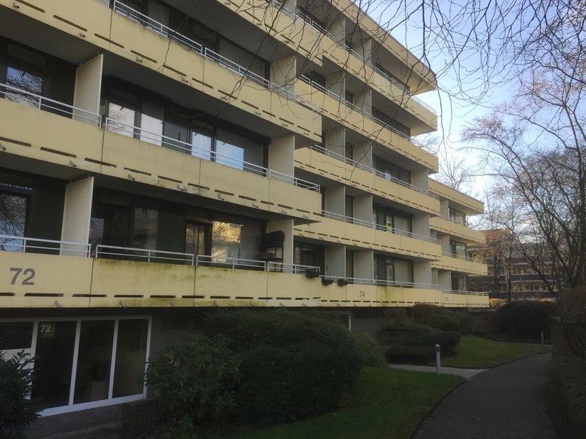 De vergelijking vooraf maakt het duidelijk: Kleurvormgeving verandert de perceptie van architectuur ingrijpend