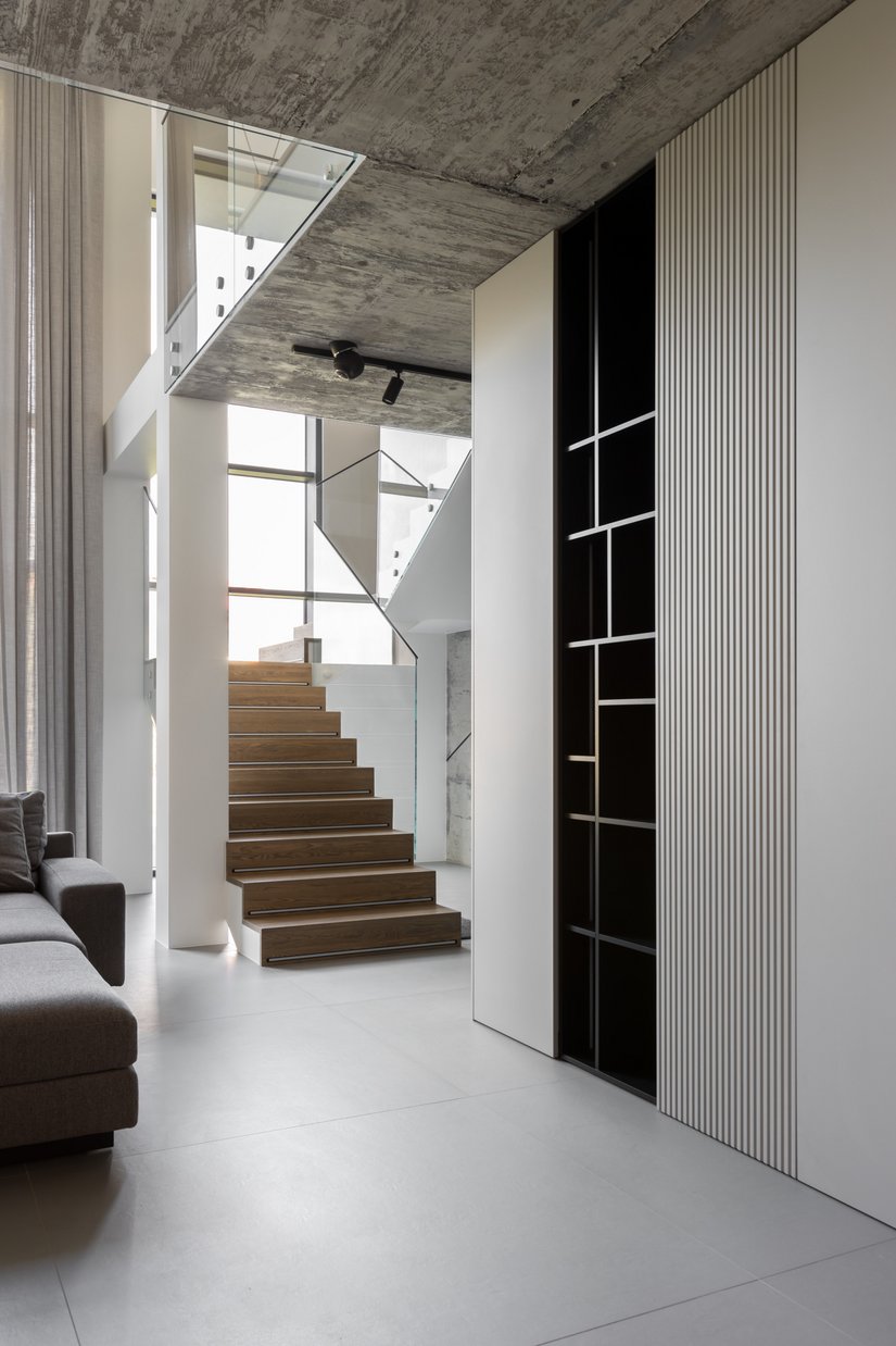 Natuurlijke houtkleuren geven het interieur een pure warmte.