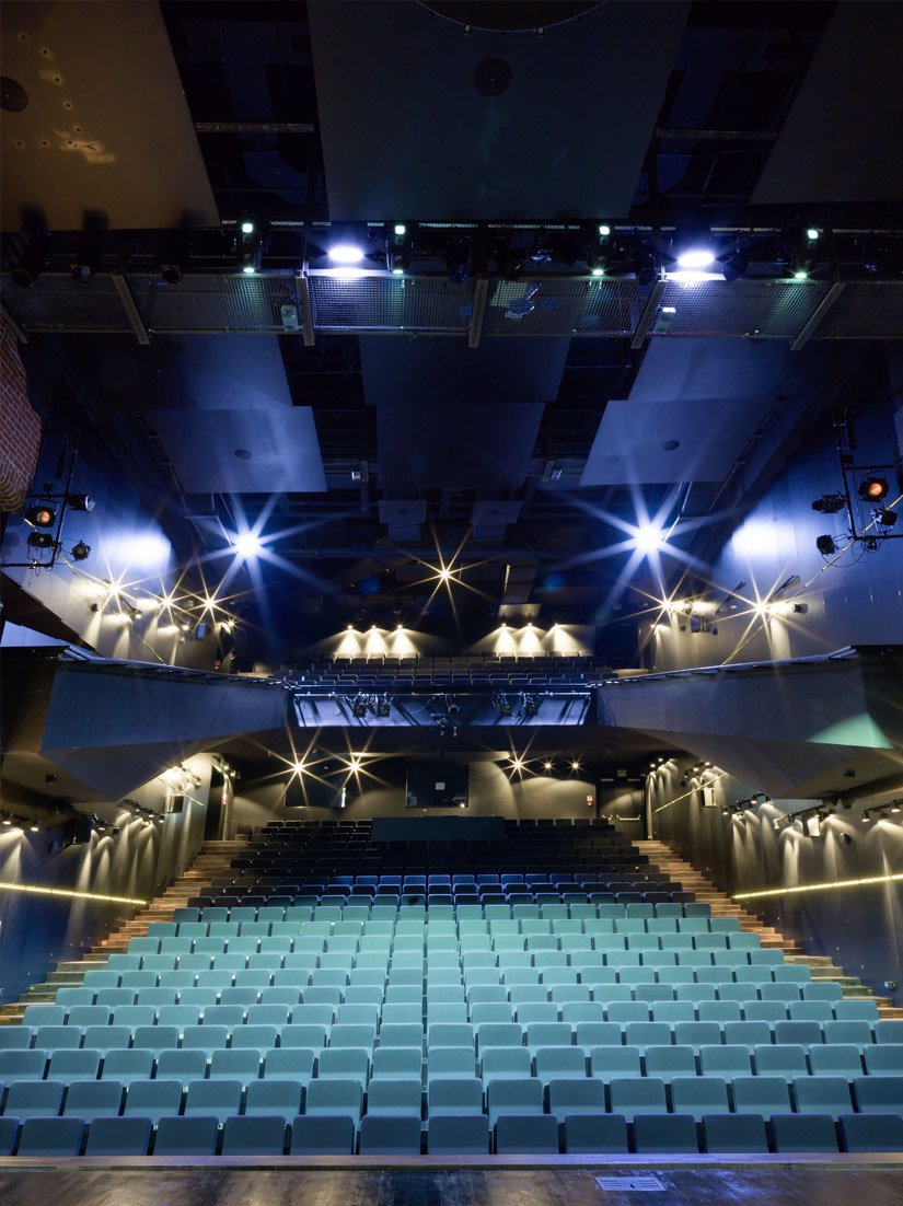 De uitvoeringszaal met zijn 594 zitplaatsen vormt het hart van de opera.