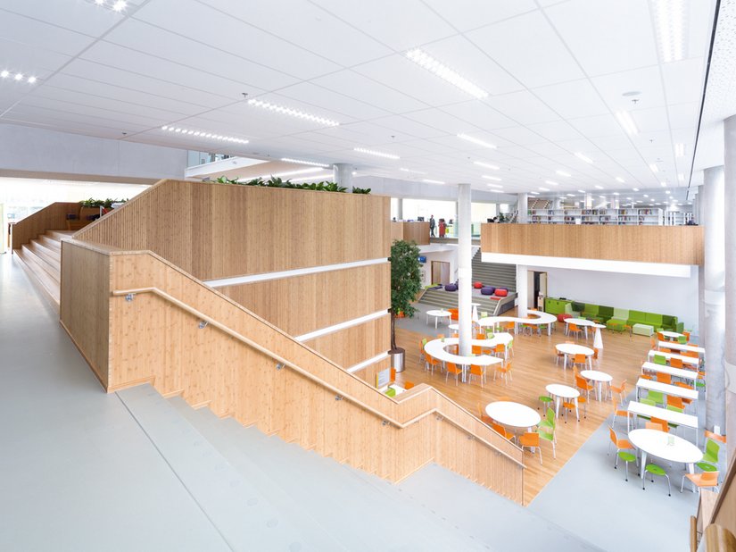Op de benedenverdieping, waar zich het studie- en onderzoekcentrum, de lobby en het studentencafé bevinden, zijn er heel wat mogelijkheden om met elkaar in contact te komen.
