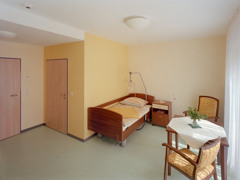 De zachte hoofdkleur komt ook terug in de kamers van de bewoners. De kleurvormgeving straalt rust uit en zorgt toch voor een aangename indeling en oriëntatie.