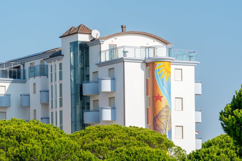 Het Italiaanse viersterrenhotel Hotel Coppe Jesolo in Lido di Jesolo aan de Adriatische Zee was toe aan vernieuwing: de gevel en de balkons werden in een nieuw jasje gestoken.