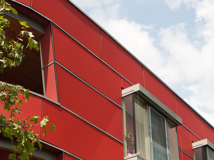 Voor de afwerking van de houten façade viel de keuze op de dekkende beits 871 die ideaal geschikt is dankzij de uitstekende UV- en weersbestendigheid.