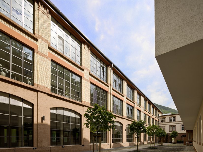 Het hoofdgebouw is een 100 meter lange constructie met vijf beuken en vier verdiepingen met betonnen kolomrijen.