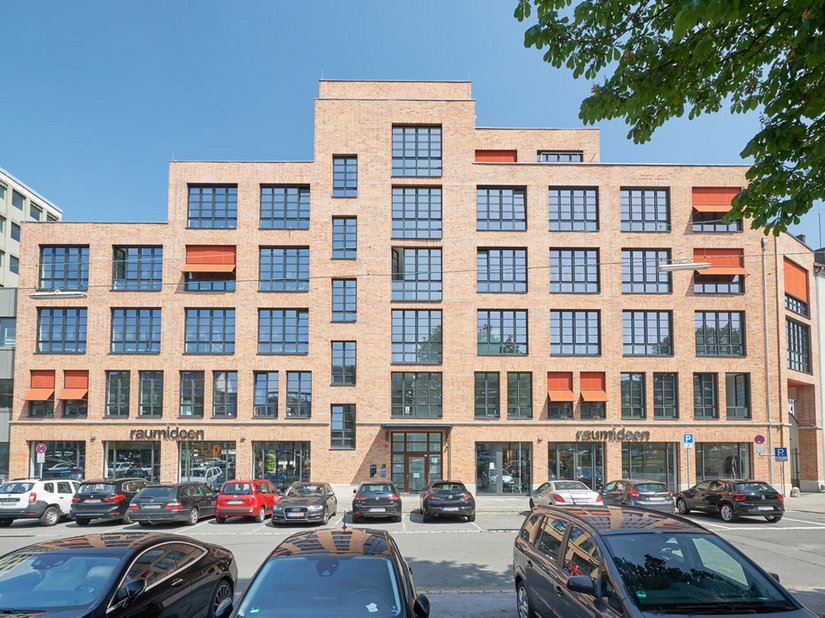 Het ontwerp van het gebouw slaat een brug tussen het traditionele industriële gebruik en de presentatie van moderne designmeubels in een stijlvolle ambiance.