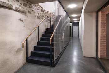 <p>Oud treft nieuw – naast de nieuwe pleistervloer werden ook inbouwelementen zoals trapleuningen of de lift gemoderniseerd.</p>