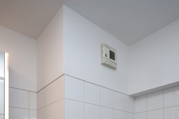 <p>Door de dunne laagopbouw is het probleemloos mogelijk om elektrische installaties in het KlimAir-systeem te integreren. Daardoor bespaart u de kosten en de tijd van andere handwerkers.</p>