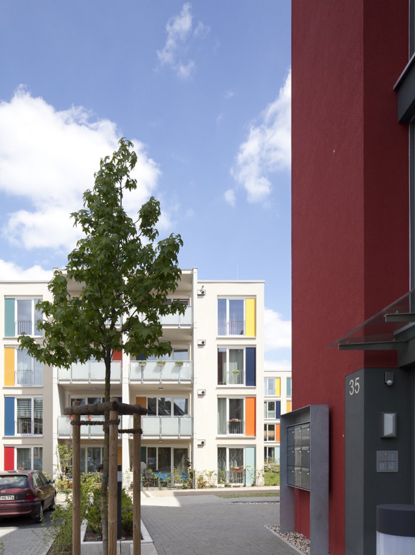De toegangen tot de gebouwen zijn aangepast aan mindervaliden.