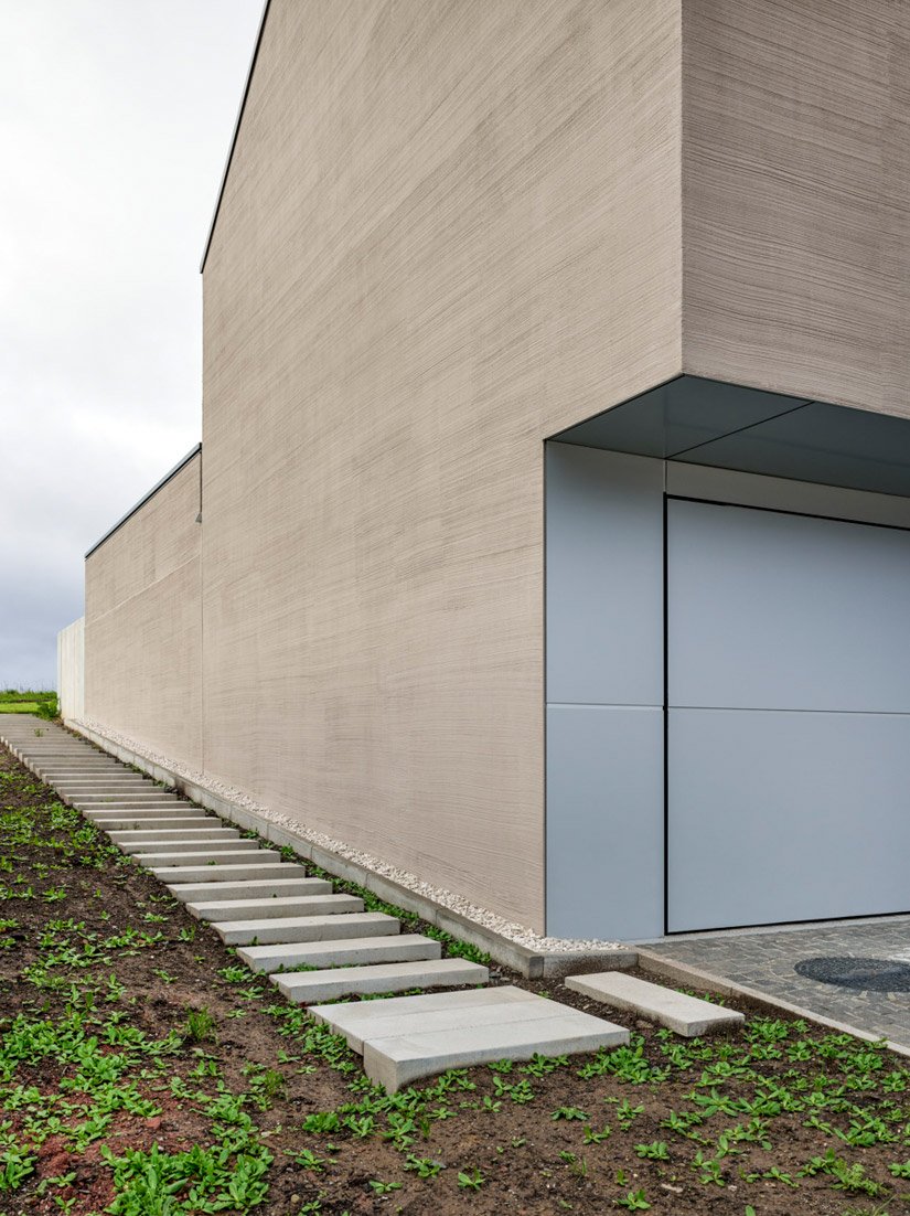 Het gevelontwerp benadrukt de bijzonderheden van het bouwwerk op een bezienswaardige manier en onderverdeelt het met bezemafwerking van pleisterwerk en metalen oppervlakken.
Foto: ©Johannes Marburg, Genf
