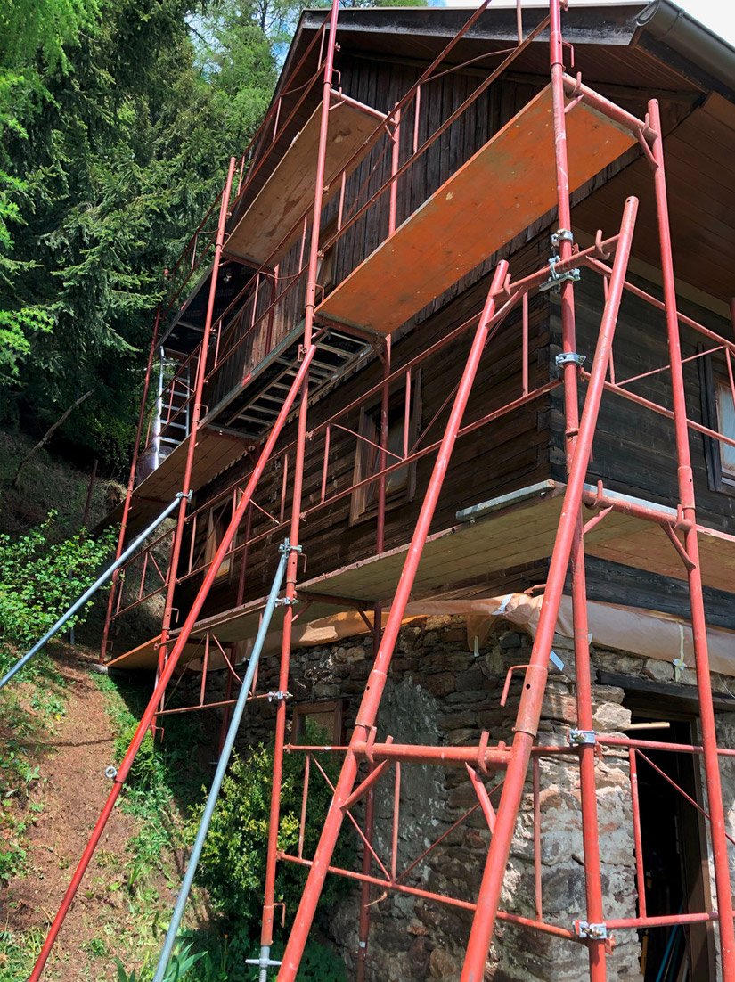 Binnen een week gaven de medewerkers van het schildersbedrijf Fritzl het Almhaus een opknapbeurt.
