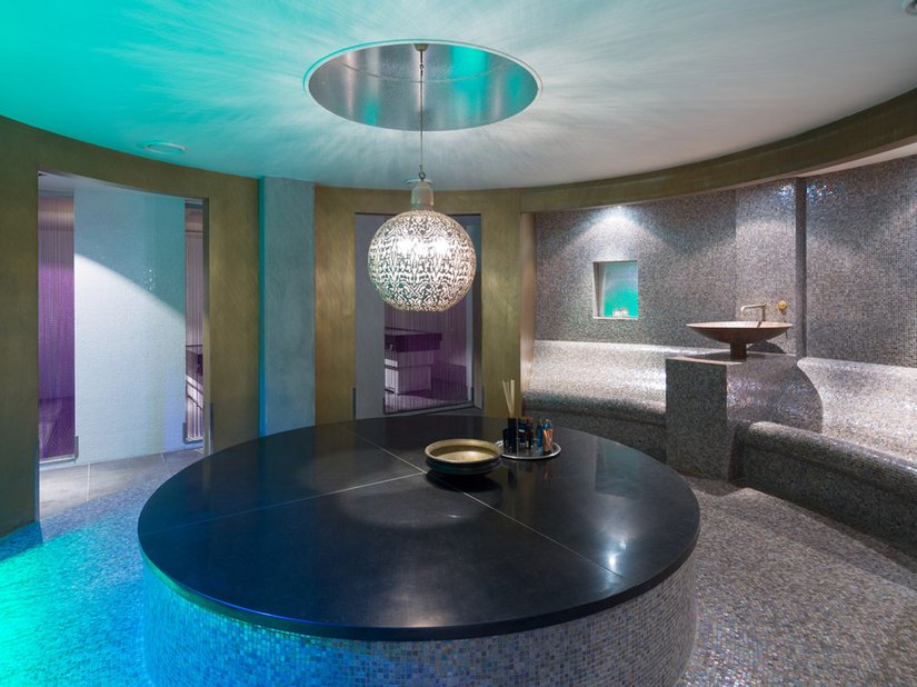 De verschillende goud- en groentinten accentueren de natuurlijke interieurinrichting van de spa-faciliteiten.
