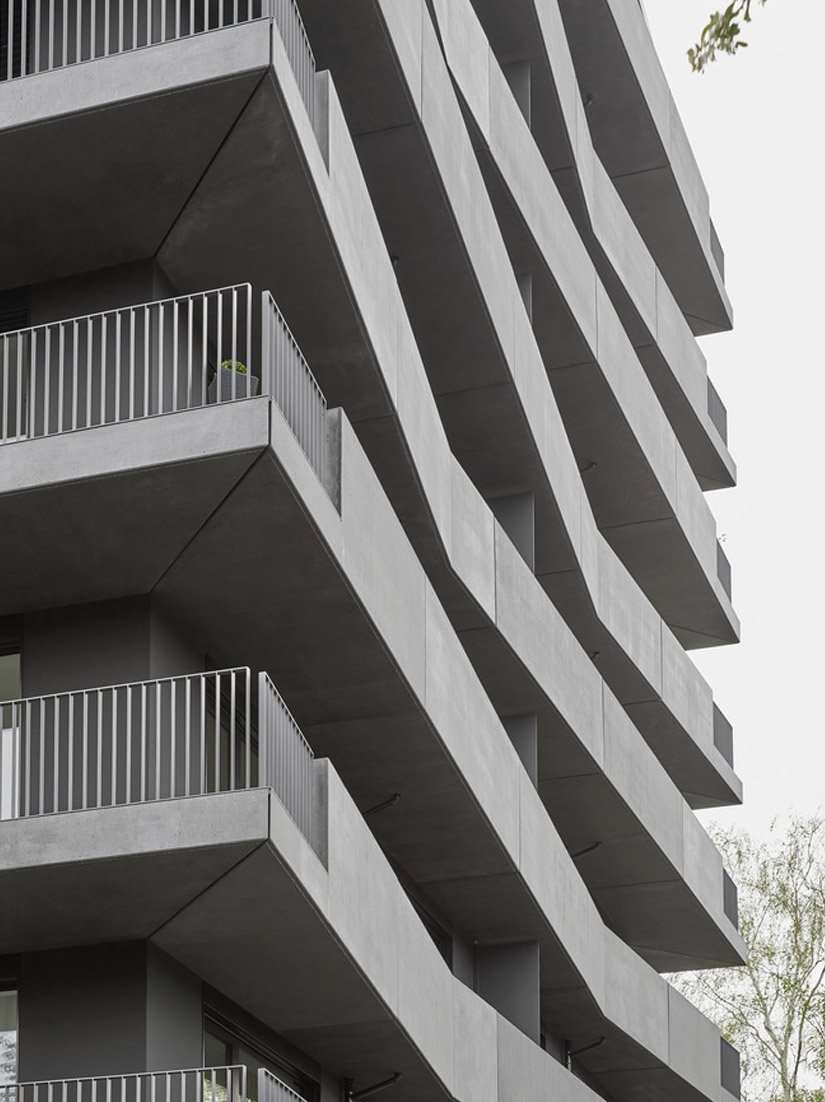 Een goed-humeur-effect ontstaat door de balkons rondom met hun per etage anders gesitueerde knik in de balkonbalustrades.