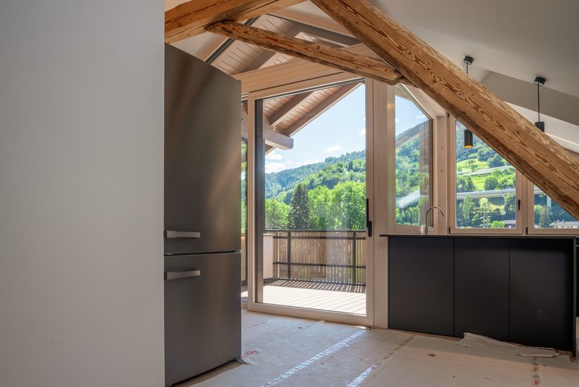 De lichte muren passen perfect bij de strakke stijl van het interieur.