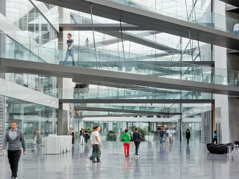 De overdekte centrale hal is uitgevoerd als een 14 meter hoog klimaatgeregeld atrium.