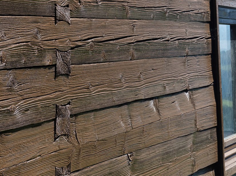 SolvoGuard 885 in de kleur notenboom is halftransparant en behoudt de charme van het oude hout. Het resultaat is bijzonder gelijkmatig dankzij de gepigmenteerde beits en camoufleert beschadigde zones.