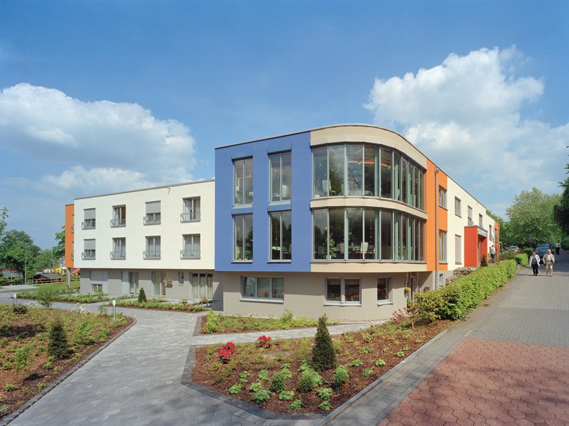 Vrolijk, modern en kwaliteitsvol, zelfs aan de buitenkant: de rechtlijnige, intelligent vormgegeven gebouwen worden dankzij het kleurontwerp emotioneel opgeladen en ingedeeld.