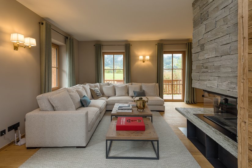 De grote raampartijen laten de woning baden in een zee van licht en accentueren het natuurlijke karakter van de materialen. De kleur waarmee Sedashine 991 is aangekleurd voor het plafond, is perfect afgestemd op de houtkleuren van de woning.